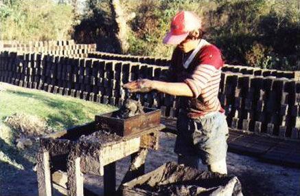 Cortando adobes.