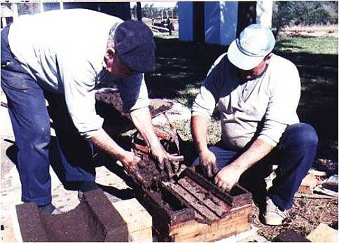Cortando adobes curvos.