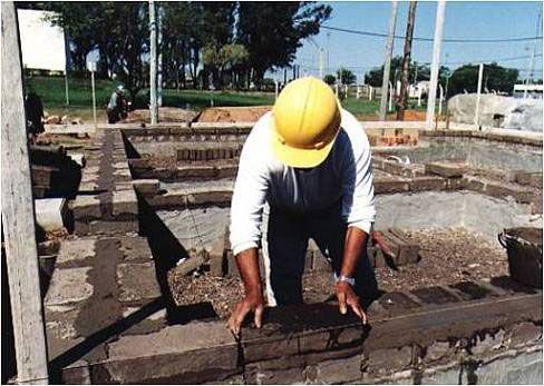 Miguel colocando adobe de 40 x 17 x 10.