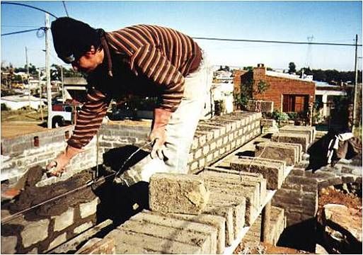 Muros portantes de adobe, con mínimo uso de hormigón.