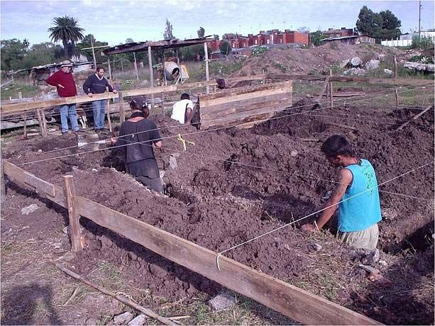 Inicio de la cimentación (autoconstrucción asistida).