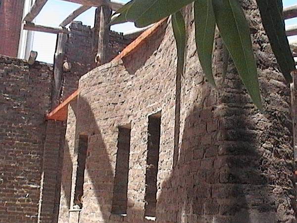 Restaurante en La Pedrera: arquitectura de tierra en Adobe, La Pedrera