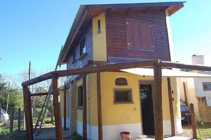 Al exterior madera y revoque de cal cuando no hay alero y estamos en la playa.