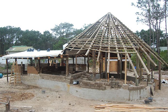 Los zócalos se construyeron con bloques de tierra comprimida (BTC).