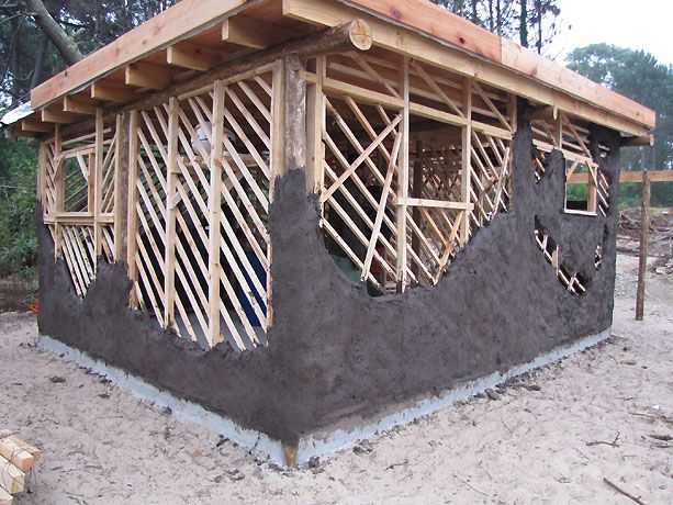 Los muros de fajina en proceso de construcción.