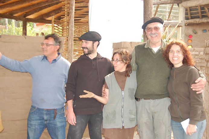 Conversando y compartiendo la arquitectura de tierra en La Paloma con Ariel, Marco, Rosario, Belanko y Cecilia.