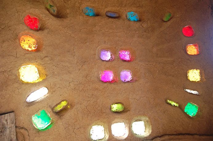 Vidrios de colores en la pared de fajina.