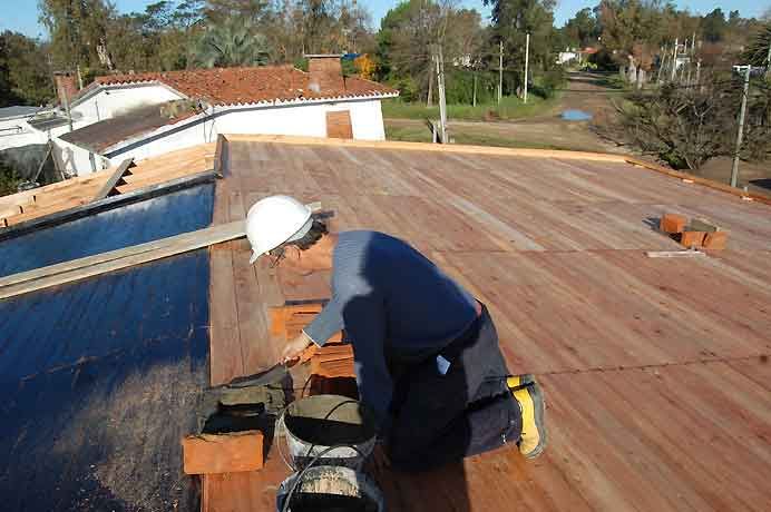 Preparación del techo verde: madera, impermeabilización, ductos de estufas.