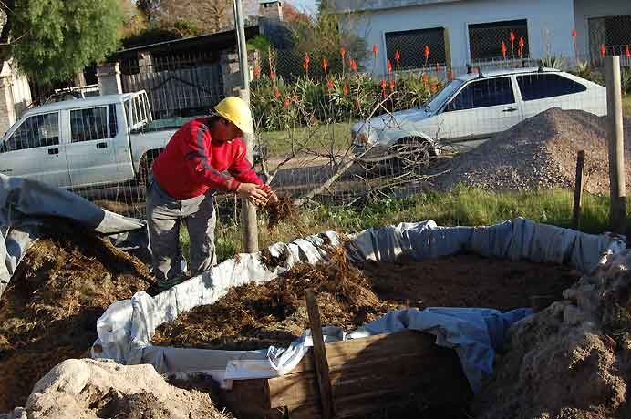 Logística de la obra: pisaderos, zarandas, acopio de las tierras y arenas.