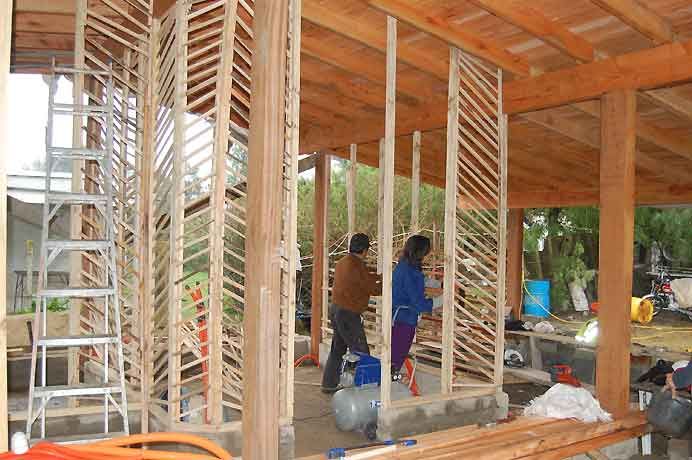Muros interiores de paneles de fajina con instalaciones.