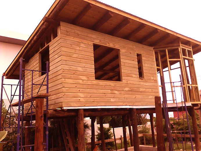 La planta alta con muros al exterior en madera y al interior en fajina.