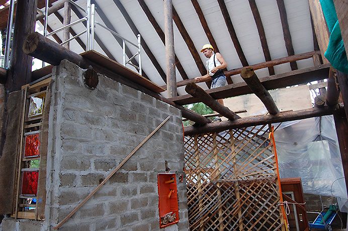 Gustavo montando la estructura, se observan muros de BTC (bloque de tierra comprimida estabilizada con cemento) producidos…