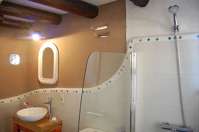 Baños con revoques de arcilla fina.