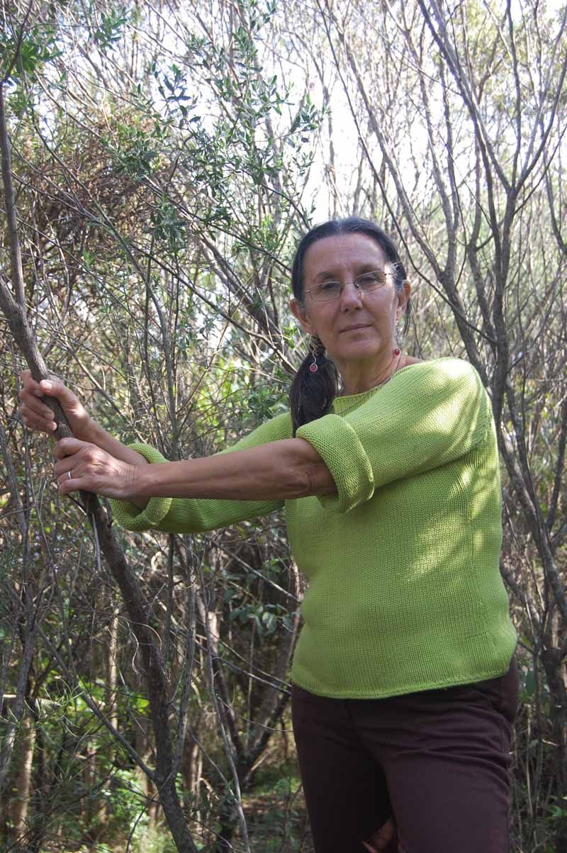 Rosario reconociendo materiales del terreno para utilizar en obra.