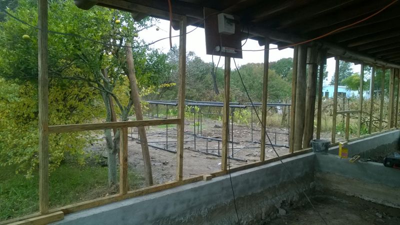 Cimiento ciclopeo y viga hormigon armado.