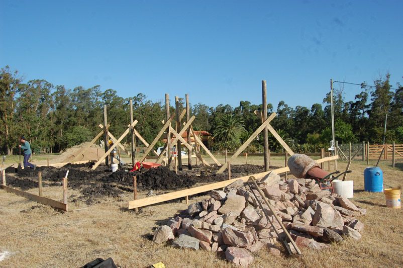Estructura madera y cimiento ciclopeo + viga de hormigon armado.