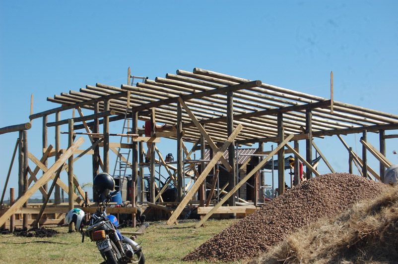 Sobre el ciclopeo de coloca viga de hormigón armado; los pilares de madera se anclan en el ciclopeo