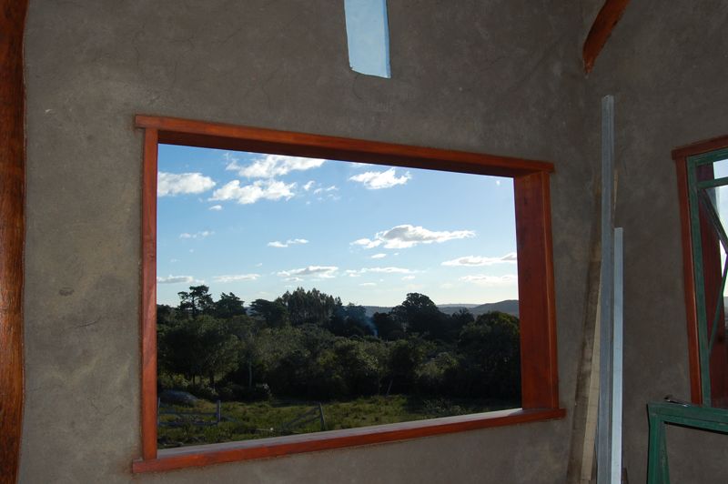 La casa está implantada en las sierras de Villa Serrana, en Lavalleja, Uruguay.