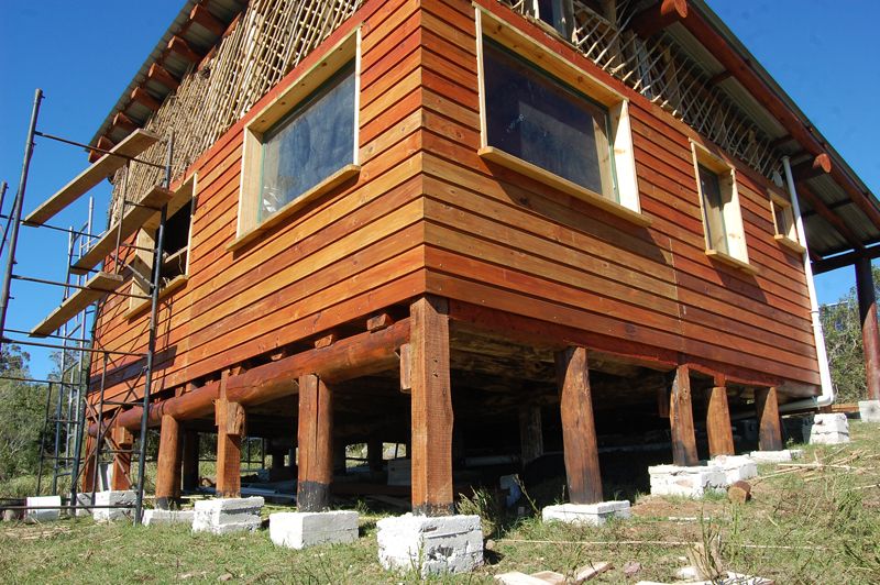 La estructura es de madera sobre dados de hormigon ciclopeo.