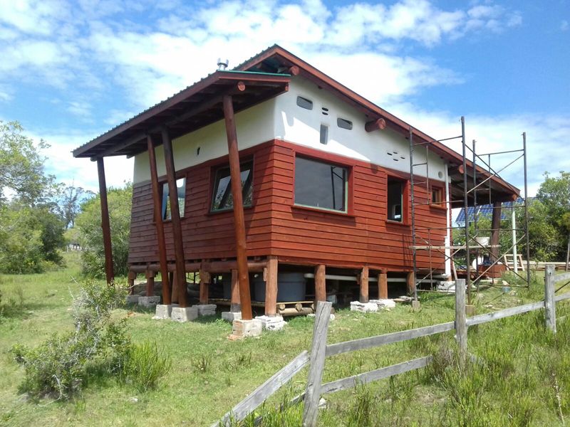Al exterior va madera y en la parte superior revoque de cal con aridos finos.