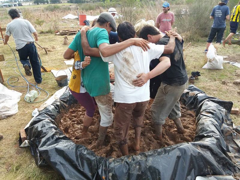 Pisando barro en uno de los talleres