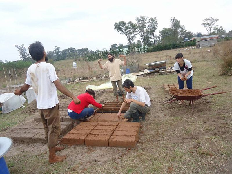 Haciendo adobes en los talleres