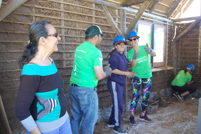 La arquitecta Rosario Etchebarne coordina la capacitación en los talleres, con la Fundación Movistar.