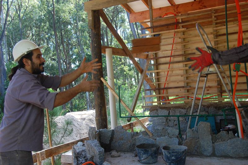 Llegada de adobes y ladrillos, inicio de zócalos de piedra.