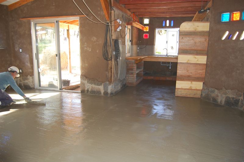 Alisado del contrapiso a la espera del piso flotante.