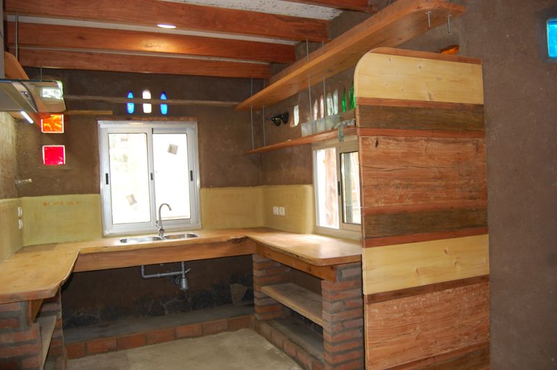 Terminaciones interiores en cocina, estucados, estantes.