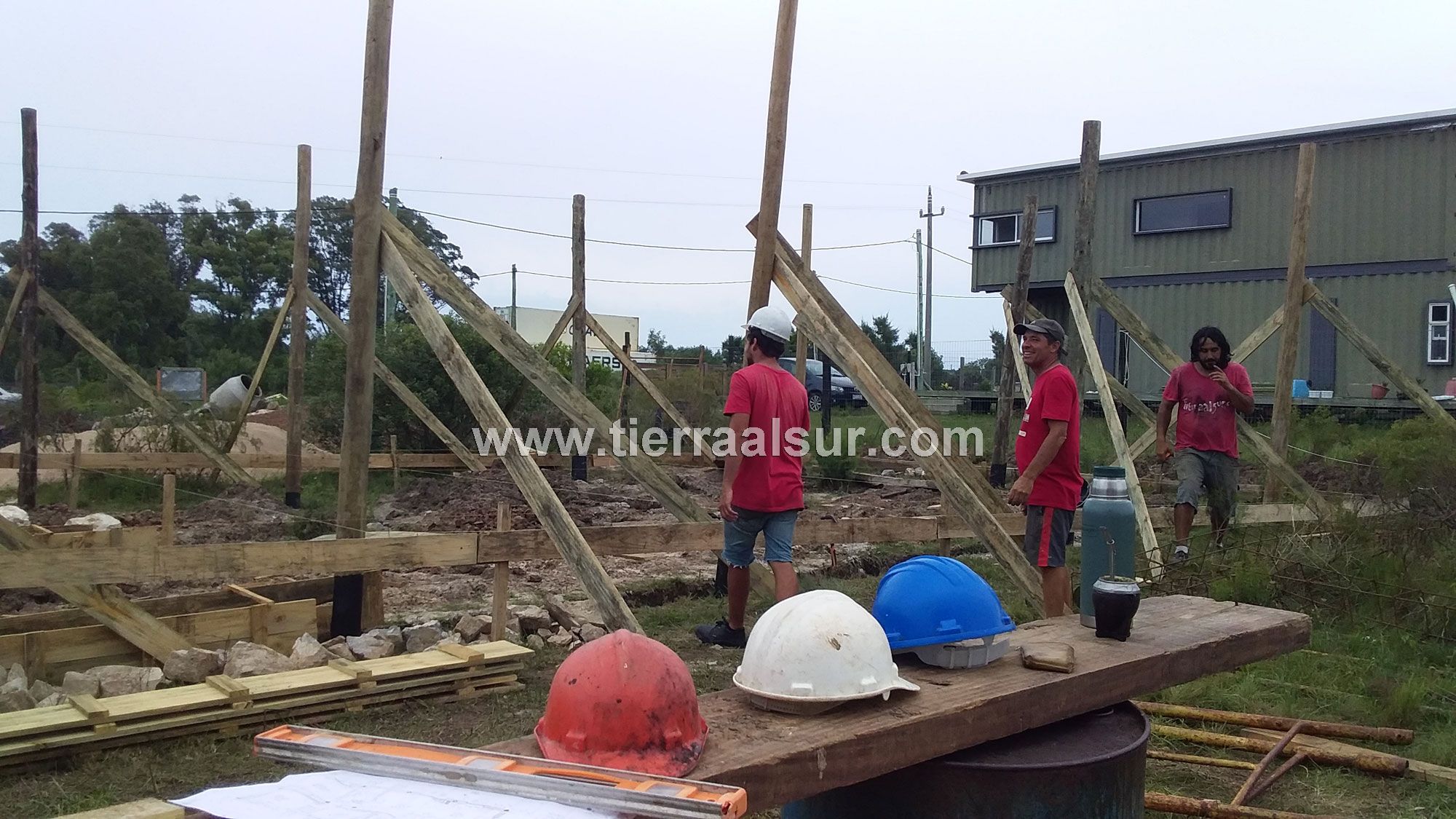 Cimiento ciclopeo, viga hormigon armado, pilares madera