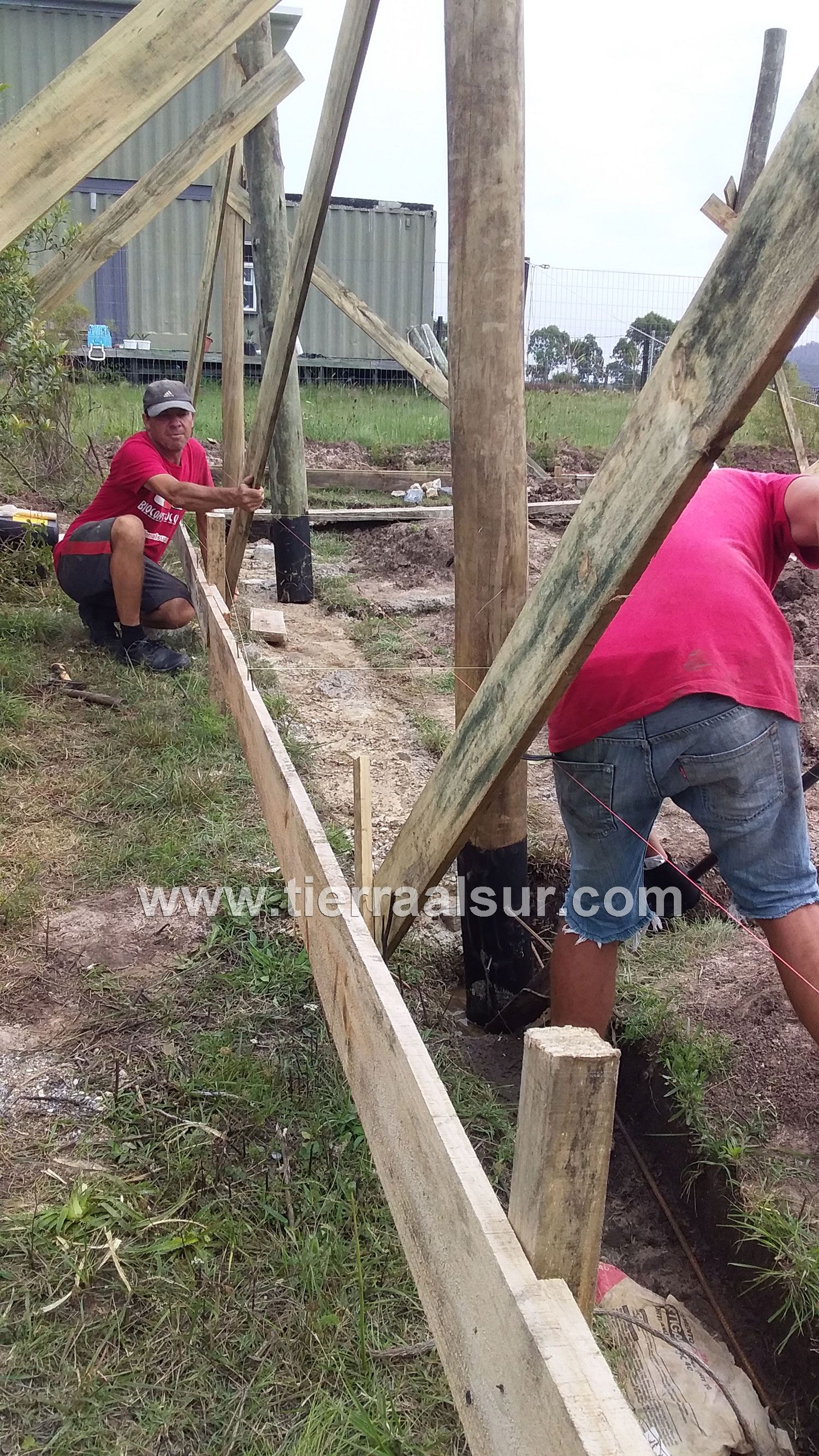 Cimiento ciclopeo, viga hormigon armado, pilares madera