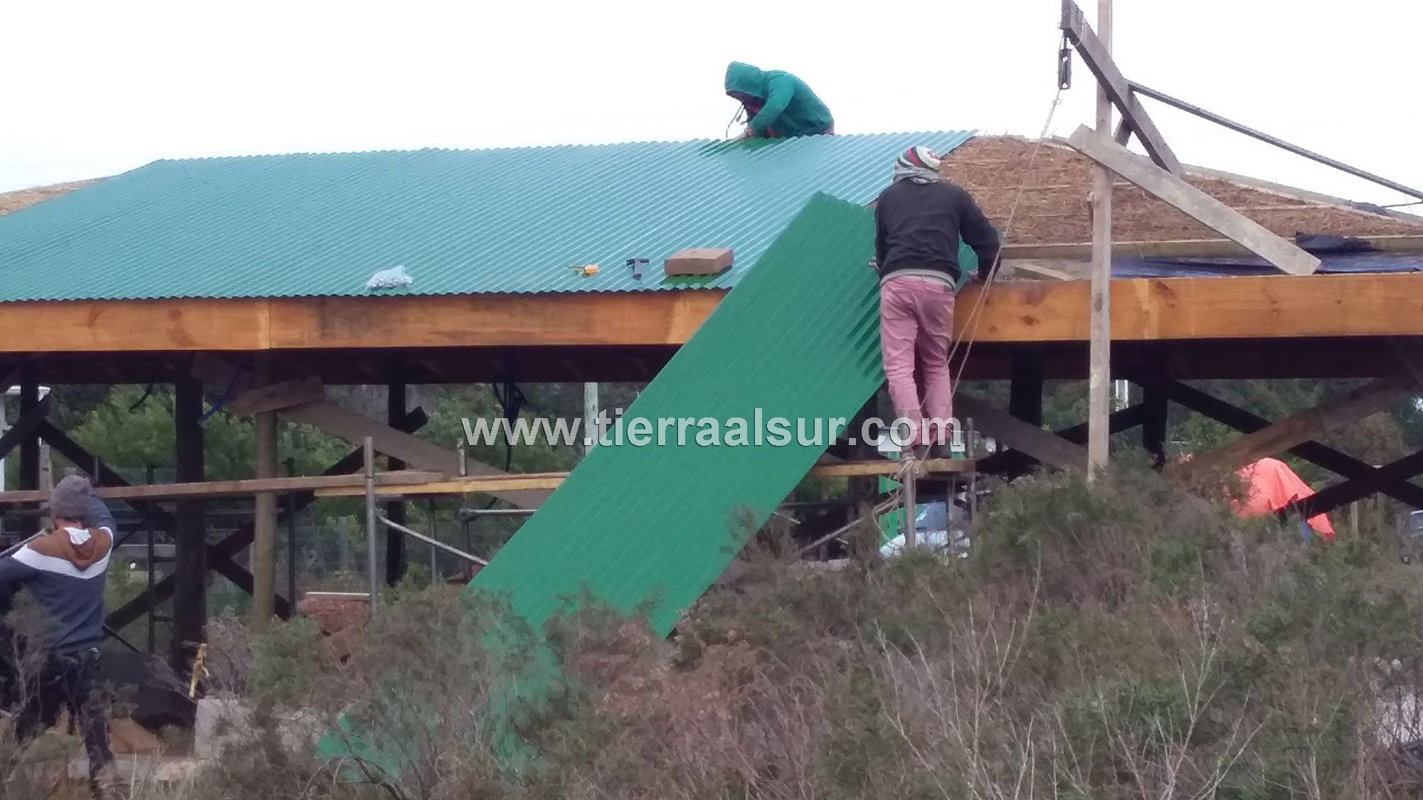Avanza el techo: aislación térmica tierra paja, chapa galvanizada