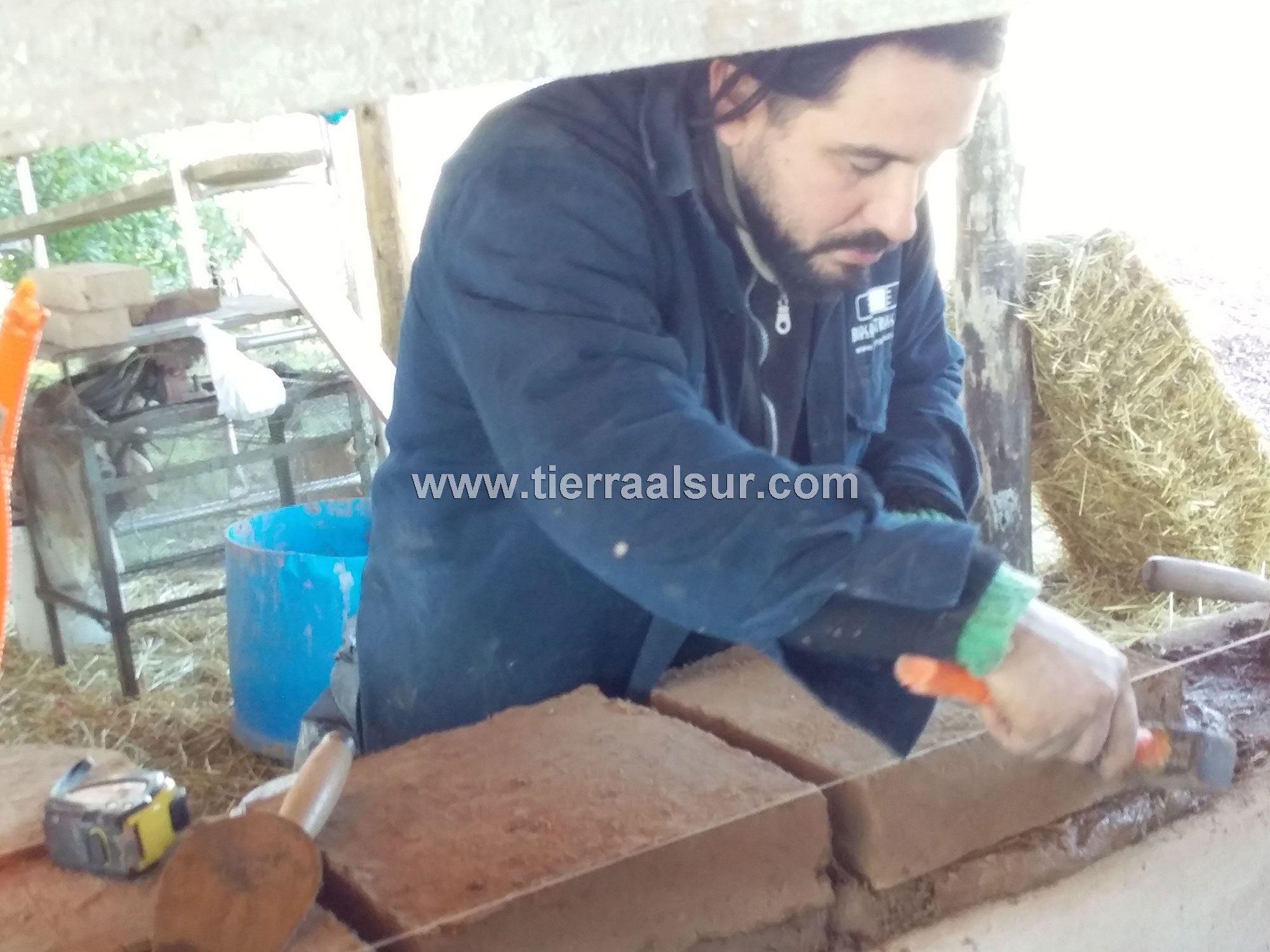 Inicia colocación adobes, antepecho, dintel