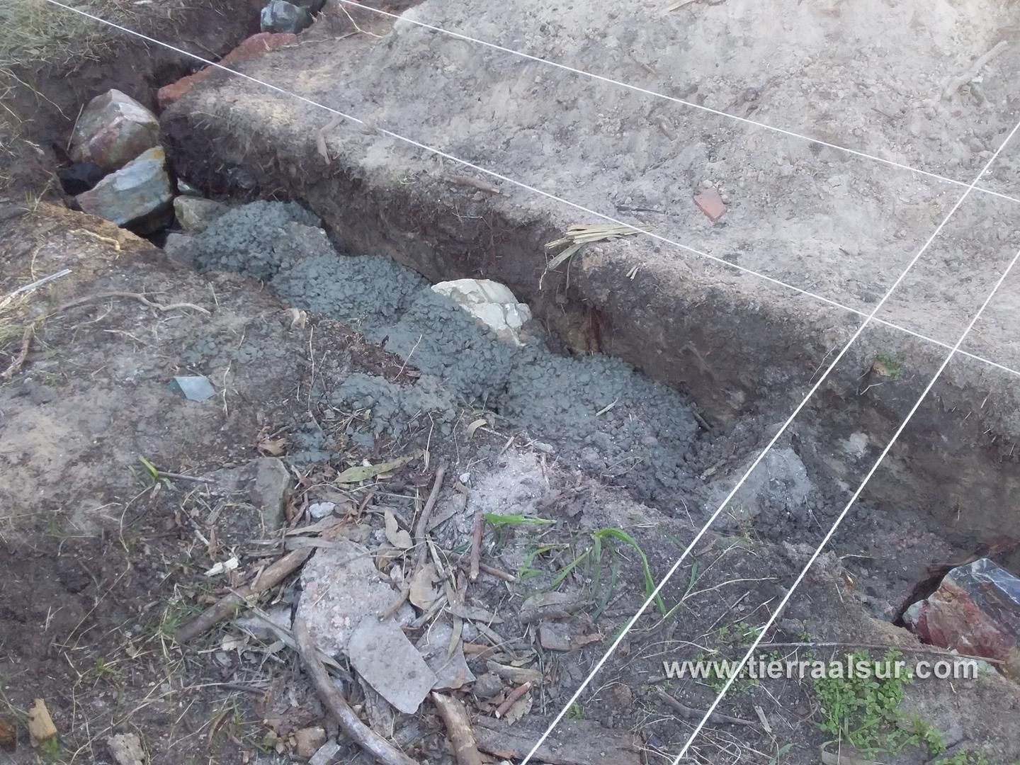 Hormigón ciclópeo. Antes se realizó vallado y replanteo según plano.