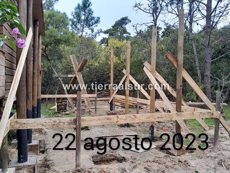 Pilares rolo eucaliptus tratado colocados sobre dado de hormigón y con planchuelas.